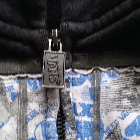 VANS YOUTH ZIPPER UP LONG SLEEVE HOODIE. SIZE XL. COLOR BLACK. - Picture 14 of 15